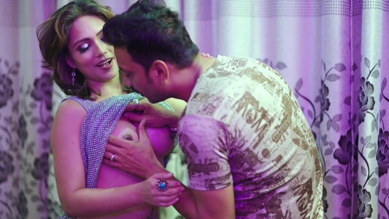 UncutPlus: 美しいインド人妻は、着替えて夫にセックスをするように勧めています