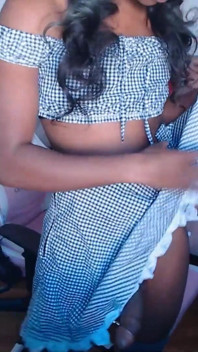 Vanniall, Fille Trans Noire D’à Côté, Caresse Son Énorme Acolyte Sous Sa Jupe À Carreaux Frilly