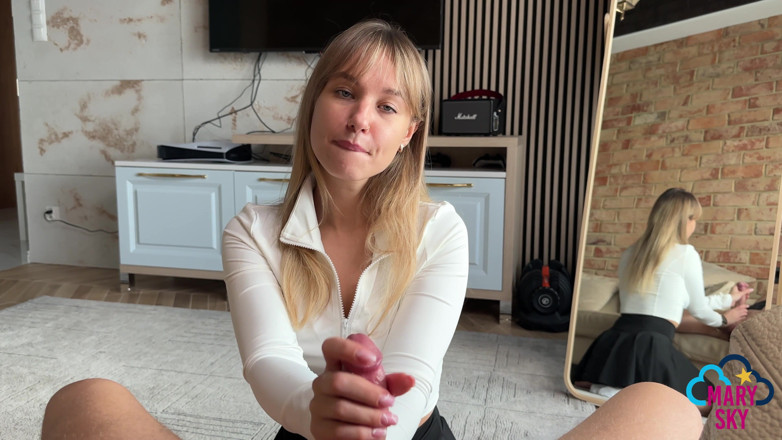 Mary_Sky: Ma Jeune Demi-sœur Veut Toucher Ma Bite