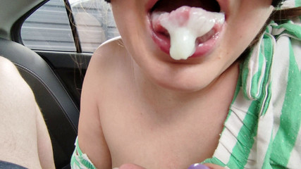 Erica Sweet: Saya menghisap jiran saya di dalam kereta dan dia memancut...