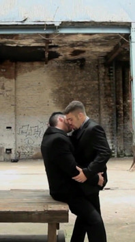 Sexy 2 empresários gays fazem sexo em um lugar abandonado