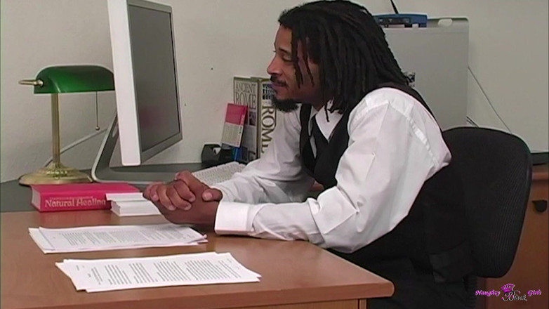 Naughty Black Girls: बड़ी गांड वाली आलिया जोली झुकती है और अपना बड़ा काला लंड अपनी चूत में लेती है।