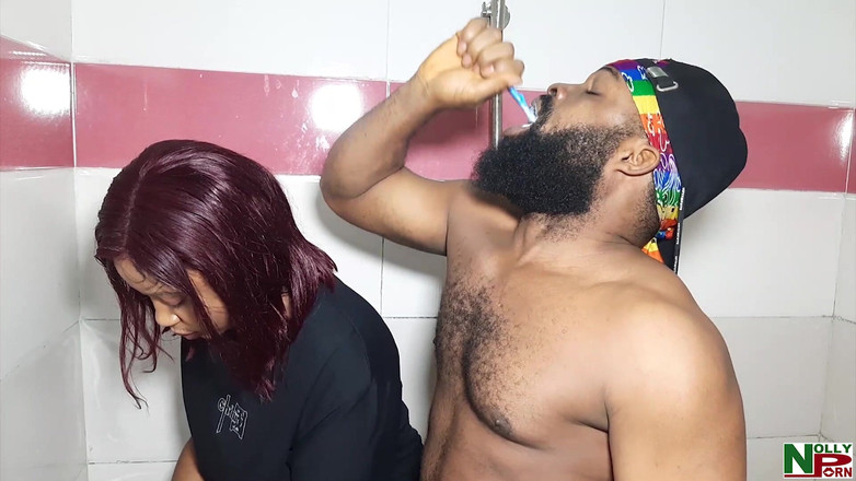 Krissyjoh: 浴室啪啪啪 - 以信迪为特色