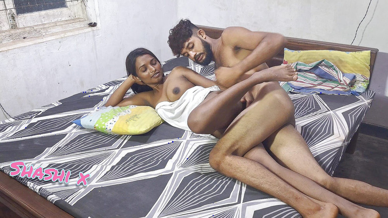Shashi X: Hermanastra y hermanastro compartieron cama y follada dura. Disfrutar