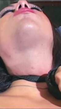 Deze teef maakte alleen lawaai toen ze in haar kont werd geneukt en luid.