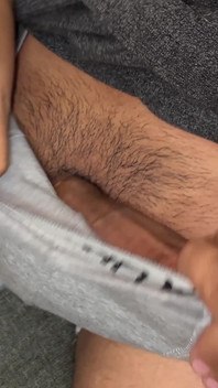 Meu namorado assistindo pornô e eu o peguei e sentei em seu pau grande