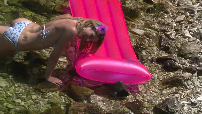 Cryptostudios: Calda bionda che posa nuda sulla spiaggia