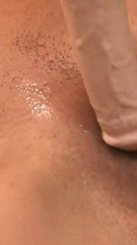 La seducente mora si sditalina la sua figa stretta fino all'orgasmo
