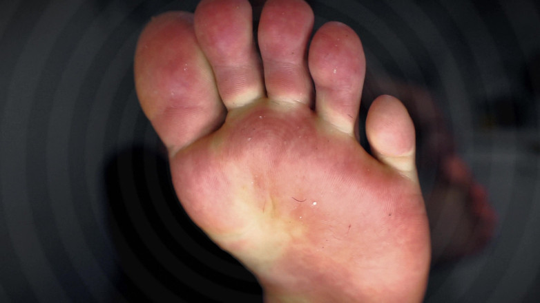 CashmasterAngel: 被锁在主人的脚上