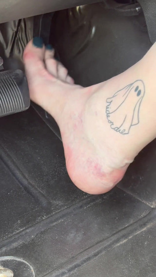 Peppermint Giantess: Pedal Pumping Size 16 Feet in Jeep Heels & Barefoot