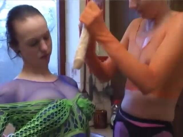 Homegrown Lesbian: Podivné anglické lesbičky mají strap on anální sex