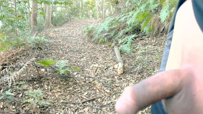 hueikun: Чувак із плоті робить засвіти в лісі та писяє