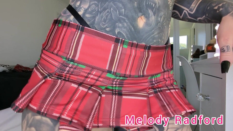 Melody Radford: Kurzer schwarzer und roter dessous-rock anprobe Nahaufnahme melody Radford