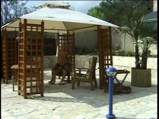 Anal seduction: ブロンドの売春婦は彼女のタイトなお尻を屋外で叩きつけます