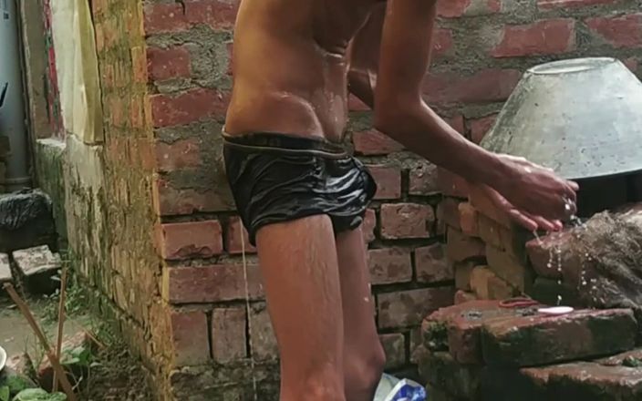 The thunder po: Pria muda terangsang mandi dan mencuci kontol besar