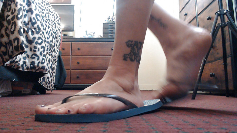 Abby Anna: Versleten teenslippers lopend slaand