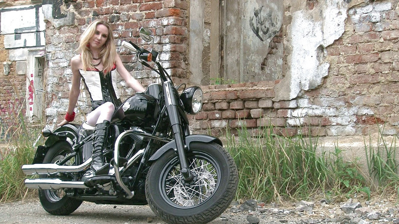 Public Entertainment: Cewek kurus rambut pirang di atas sepeda