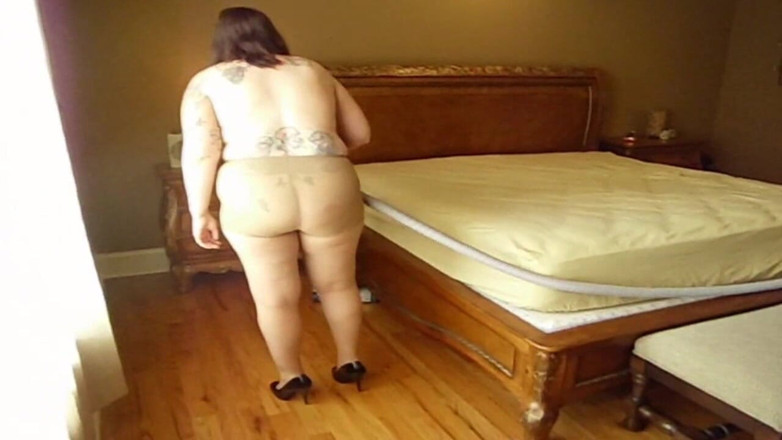 Sexy Amateurz: She is vacuuming in pantyhose