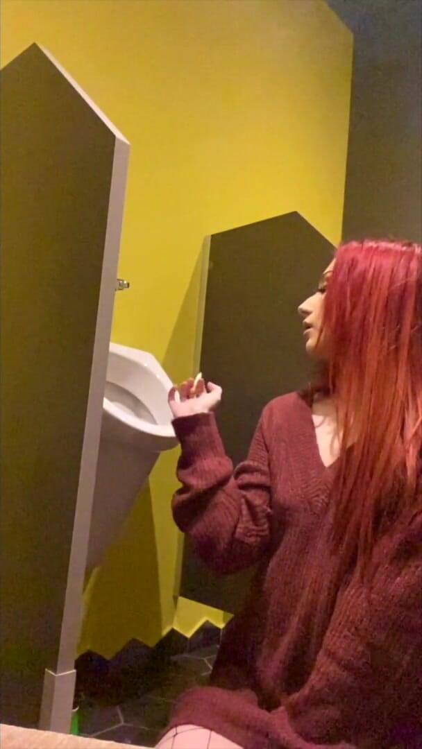Gigi Rouge: Rauchen in einem urinal