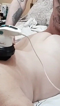 Jag masserar min svärmors rygg och knullar henne samtidigt och fyller hennes fitta med sperma