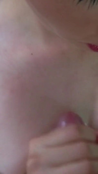 Sexy MILF Gibt Ihrem Ehemann Einen Leidenschaftlichen Oralsex Zum Geburtstag