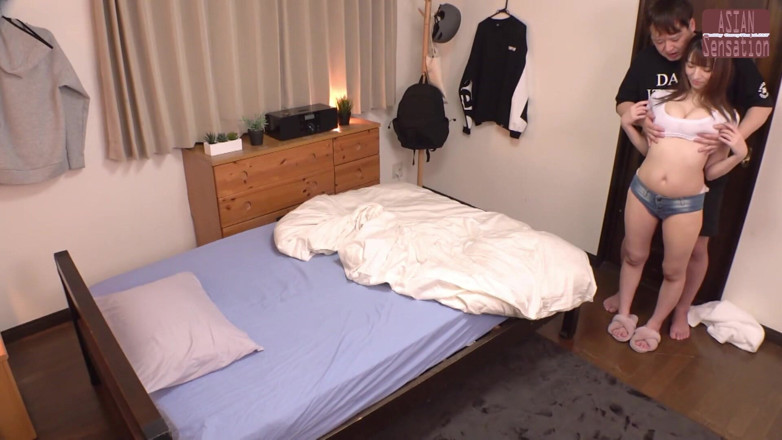 Juicy Bounce JAV Club: Adik ipar semok dengan baju ketat ini lagi asik riasan...