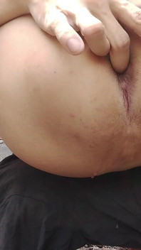 若者が肛門に指を突っ込む