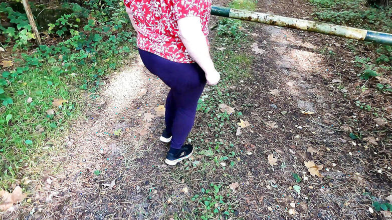 Bouncy Tits Action: 방벽에서 구타당하는 거유의 벌거벗은 가슴