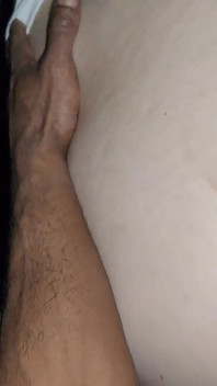 Sexy blanke meid bbw neukt grote zwarte lul op zijn hondjes voorovergebogen over de bank wordt interraciaal geneukt