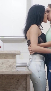 Venusss và Carol trong những nụ hôn nóng bỏng và quần jean bó sát