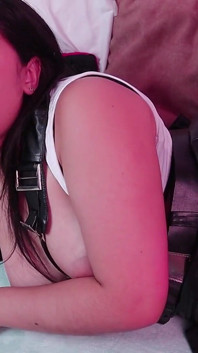 Tifa vrea să ejaculeze cu latex