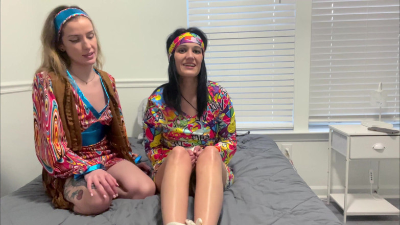 Kink in Time: Devyn &amp; Sutton groovy anni '60 gioco di solletico reciproco 4K POV La...