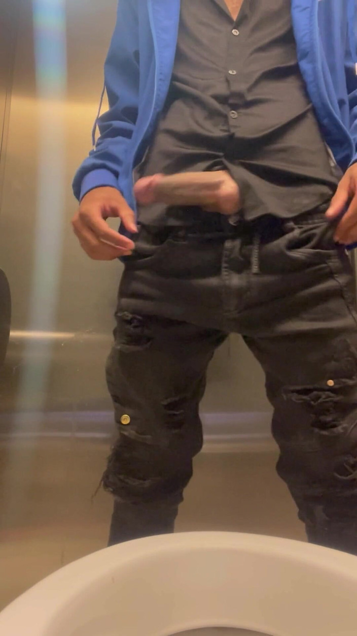 vergar4_daviid: 공공 화장실에서 자위하기