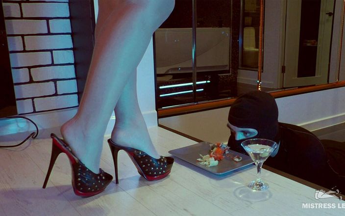 Mistress Legs: 女主人用她的高跟鞋喂养奴隶