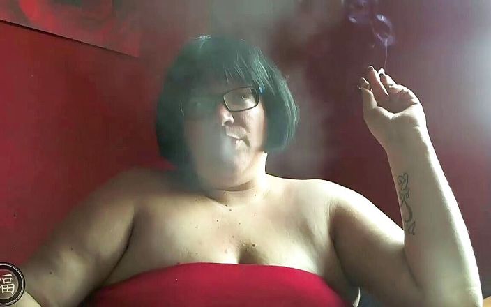 Bbw Lucky: Femeii mari și țâțoase îi place să fumeze