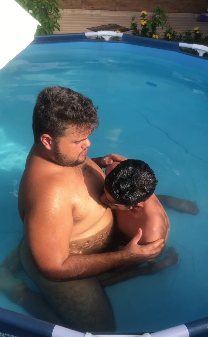 VEN1CIU: La matrigna succhia i capezzoli e il gay grasso succhia...