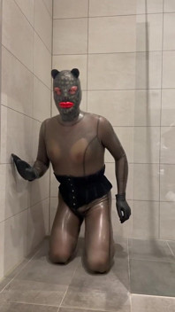 Rubberdoll banyoda siyah şeffaf lateks catsuit