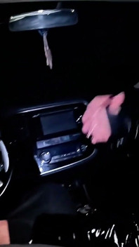 Gece tavlama delisi orta yaşlı seksi kadın fantezisi, sigara içme, arabada sakso ve parlak cekete boşalma