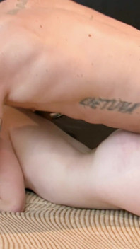 Sexy rothaariges mädchen mit schönem arsch von hartem schwanz stiefvater gefickt