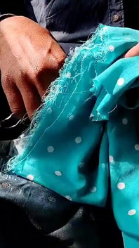 80 saten elle muamele - yarak kafası ovuyor ve komşu anti'nin saten ipeksi gökyüzü mavi nokta baskı takımına boşalıyor