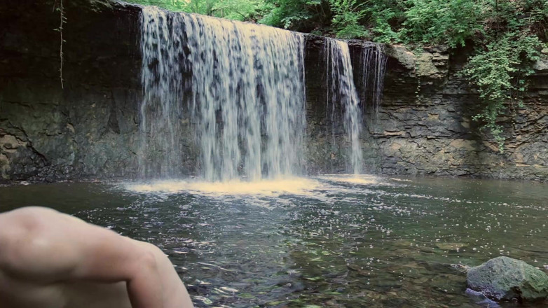 Barenakedmuscles: Fleks hunk Asia berotot dalam laju oleh air terjun - pantat...