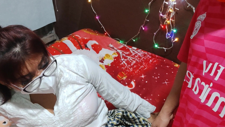 Martin13: 我的继女在圣诞节给我一份非常特别的礼物，我通过给她性快乐来取悦她