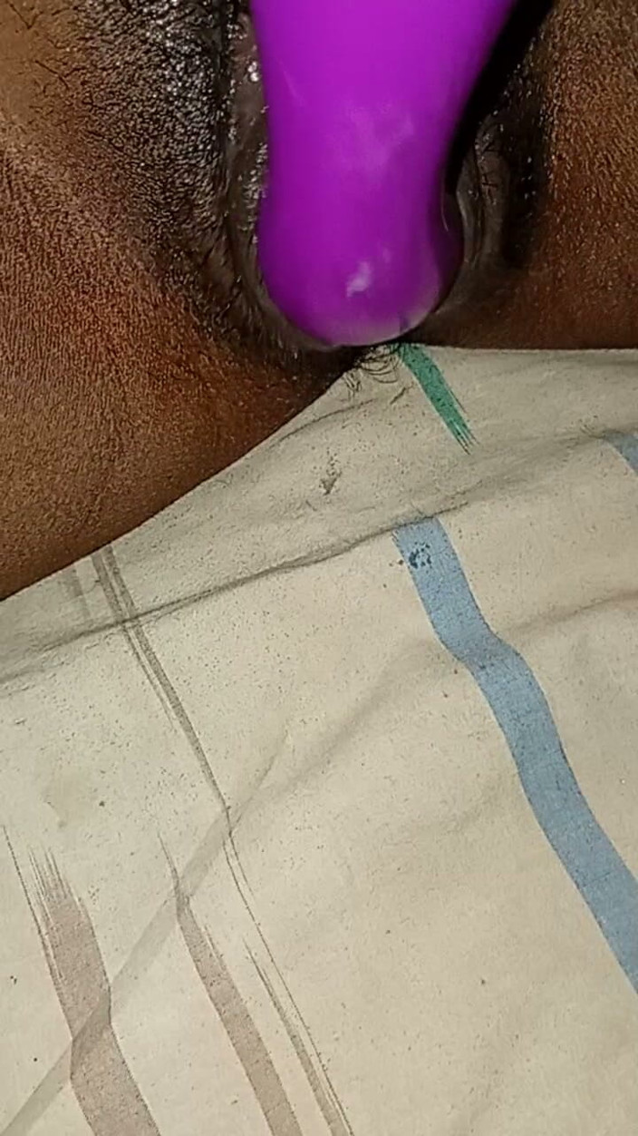 Sonaji: Hot Bhabhi Fingering and Squirt