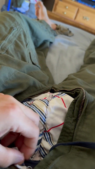 Gay Soldier Stuff: フライトスーツの下にOCPと水着を着た白いジョックストラップでオナニーする陸軍スタッド
