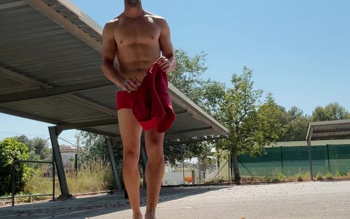 Paul Williams: Barefeet jalan kaki sambil bugil di lapangan parkir