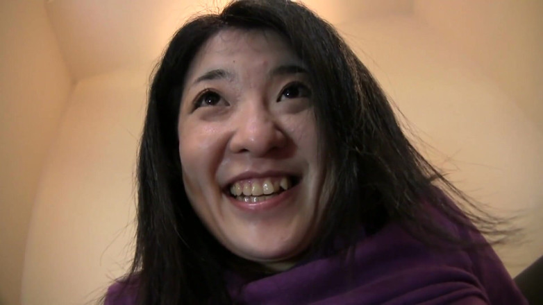 Asian Mature Climax: Owłosiona azjatycka milf rozkłada nogi i bawi się na castingu