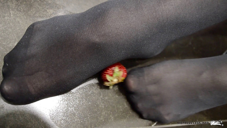 Mistress Legs: Strawberi yang menghancurkan dengan kasut tumit tinggi