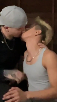Homosexualul Cholo suge pula bandei de hoți