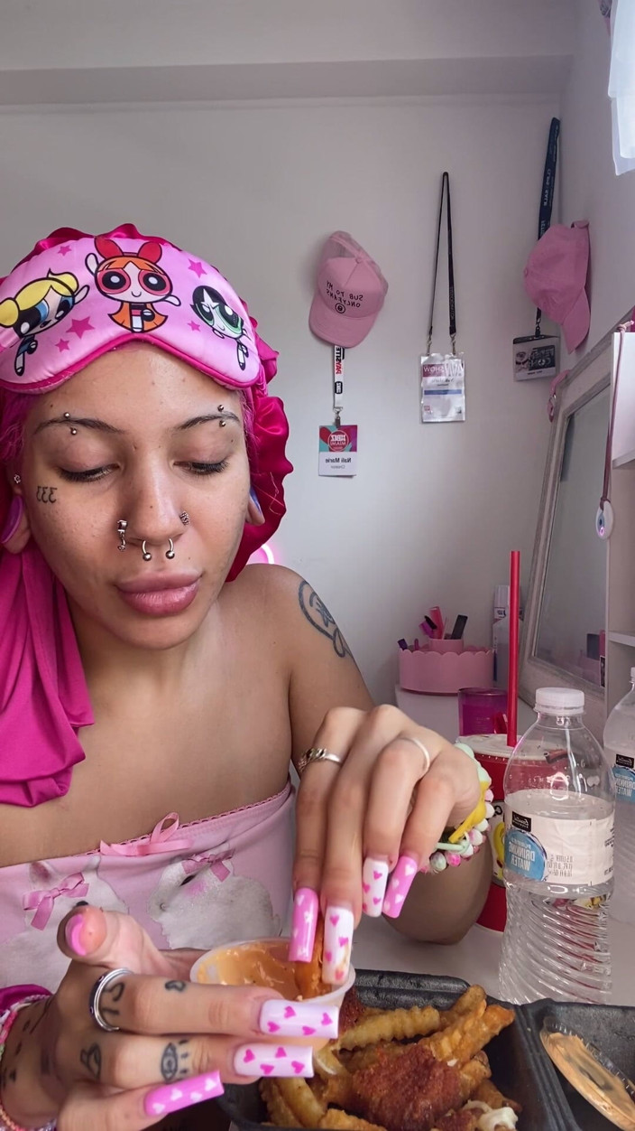 Nali Marie: Sploshing Food Facestuffing Overeating Mukbang Eating Hot Food Chicken Sauce...