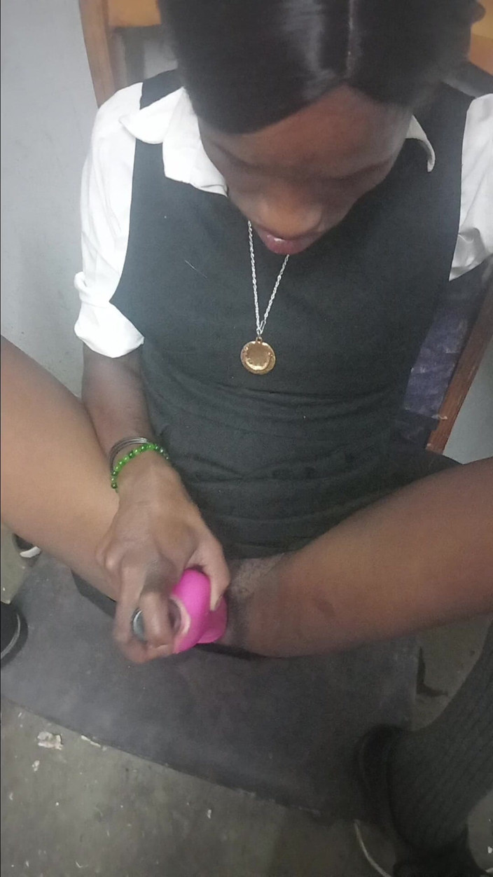 hothouse18xxx: 18歳のムラムラした少女がピンクのバイブレーターで遊ぶ